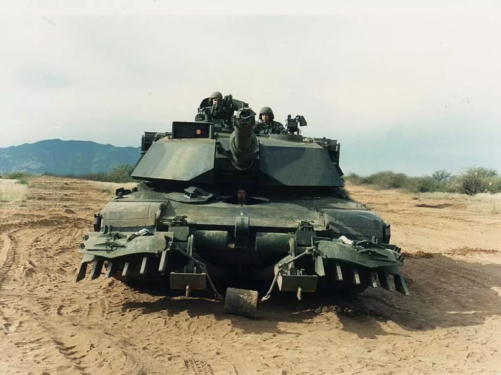 Amerykański czołg podstawowy M-1A1 Abrams z pługiem przeciwminowym