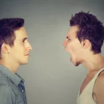 Techniki deeskalacji konfliktu – klucz do skutecznej samoobrony osoba zachowująca spokój