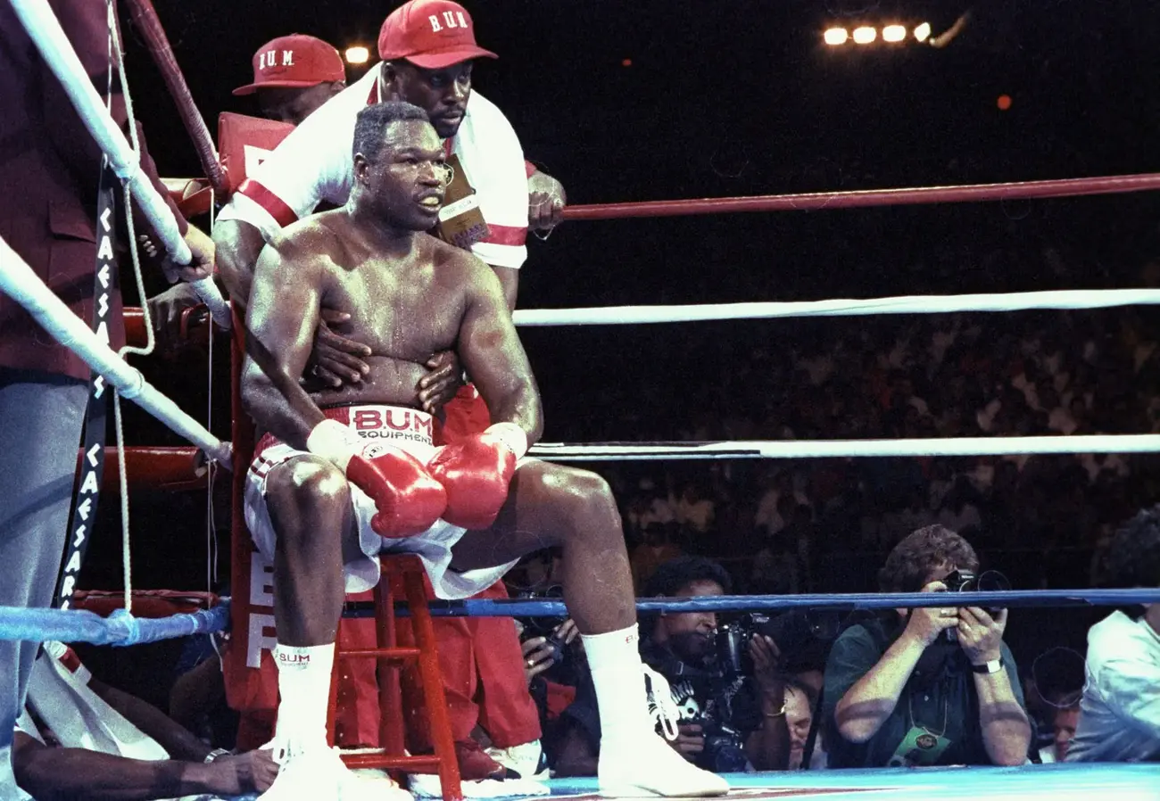Larry Holmes siedzący w narożniku podczas walki