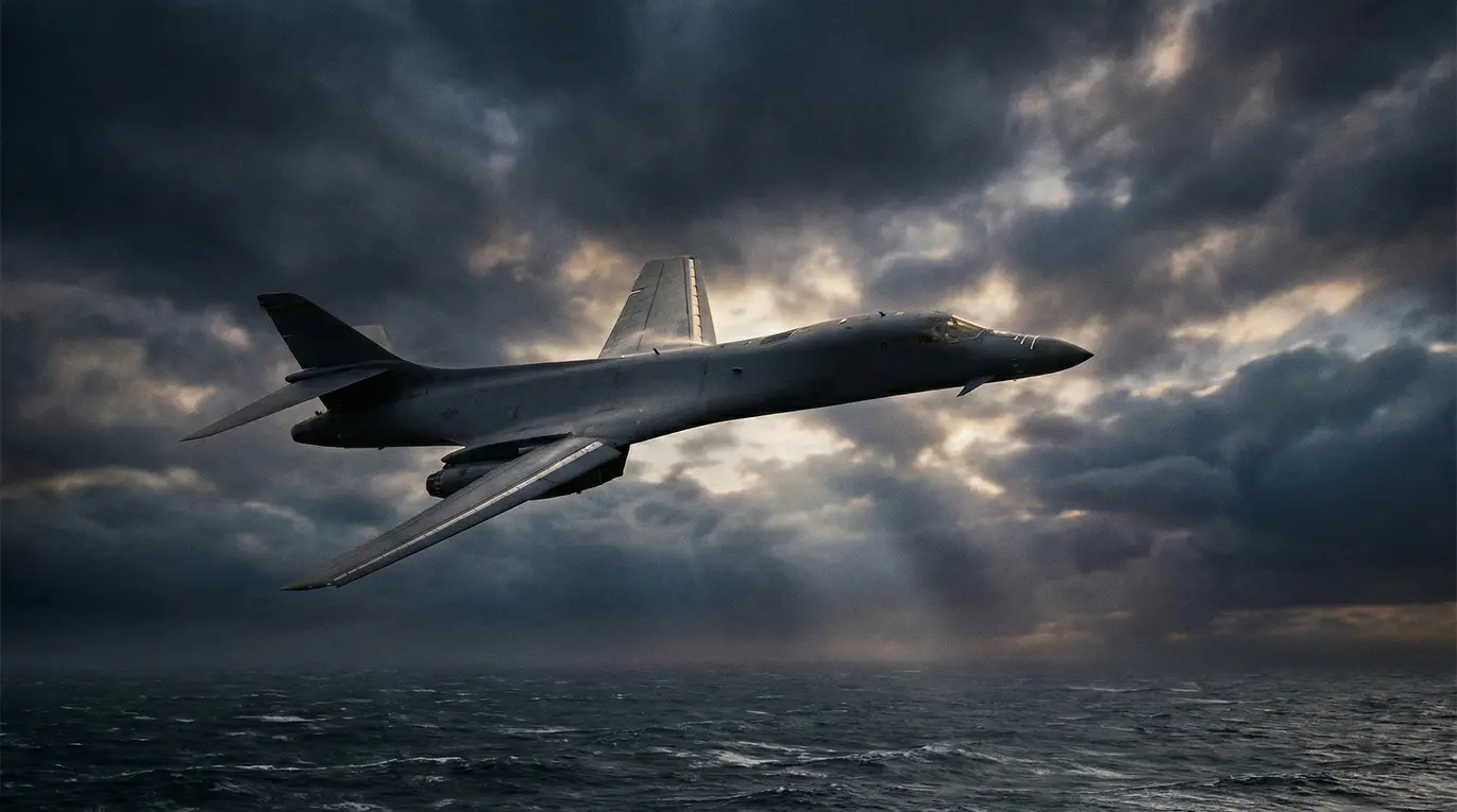Samolot wojskowy leci nad wzburzonym morzem. Na niebie gromadzą się ciemne, burzowe chmury, przez które przebijają się smugi światła.