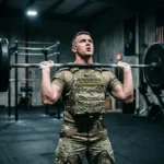 Wyciskanie żołnierskie (OHP) – technika, efekty i warianty bas3_wyciskanie-zolnierskie-military-press-w-treningu-bojowym-1