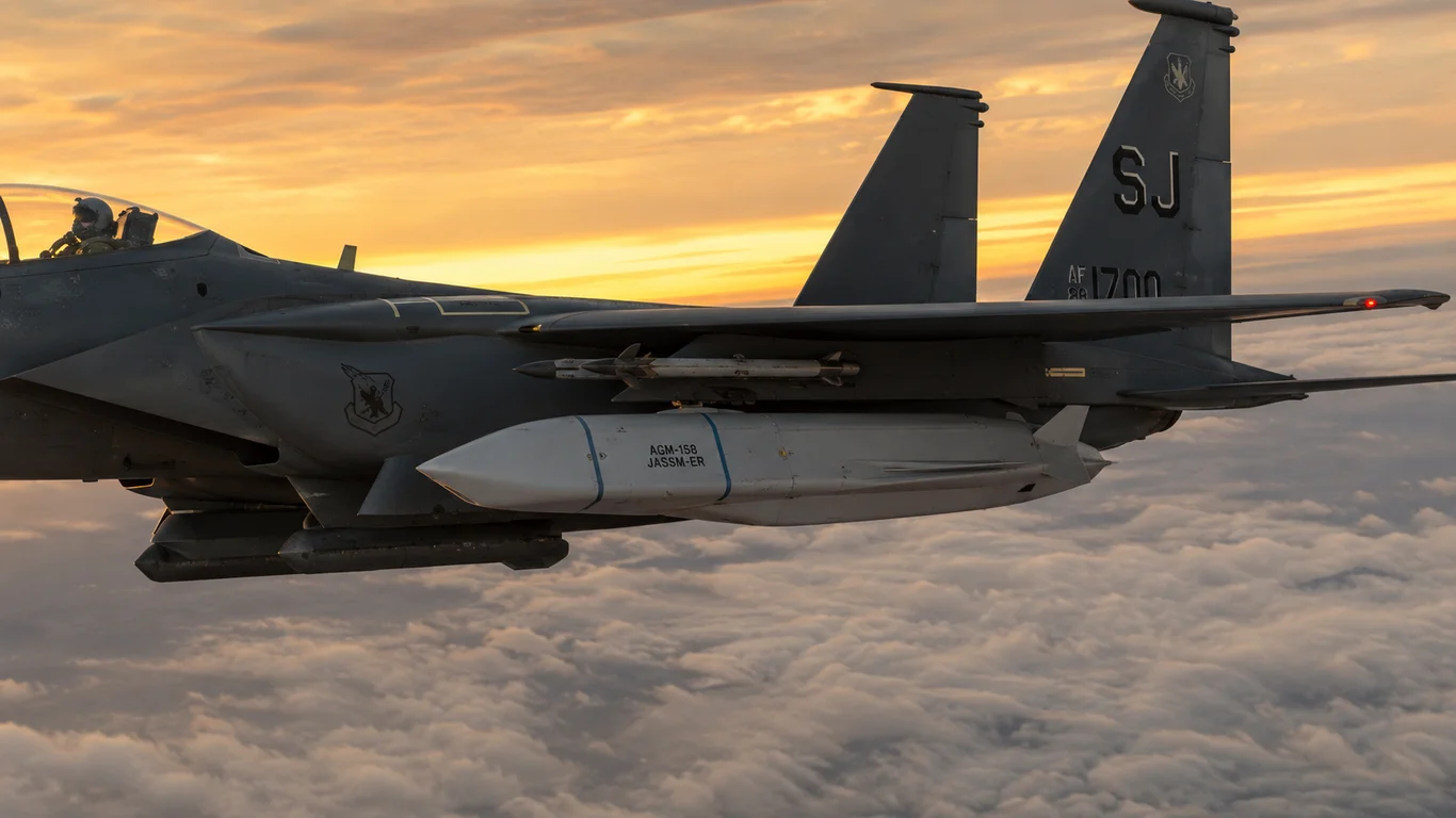 AGM-158 JASSM-ER pocisk manewrujący stealth podwieszony pod skrzydłem amerykańskiego myśliwca F-15E Strike Eagle.
