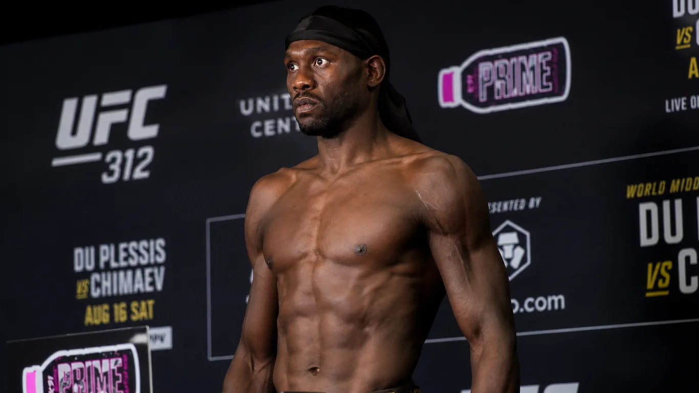 Jared Cannonier w pozycji walki w UFC, agresywny wyraz twarzy, charakterystyczna sylwetka byłego pretendenta wagi średniej.