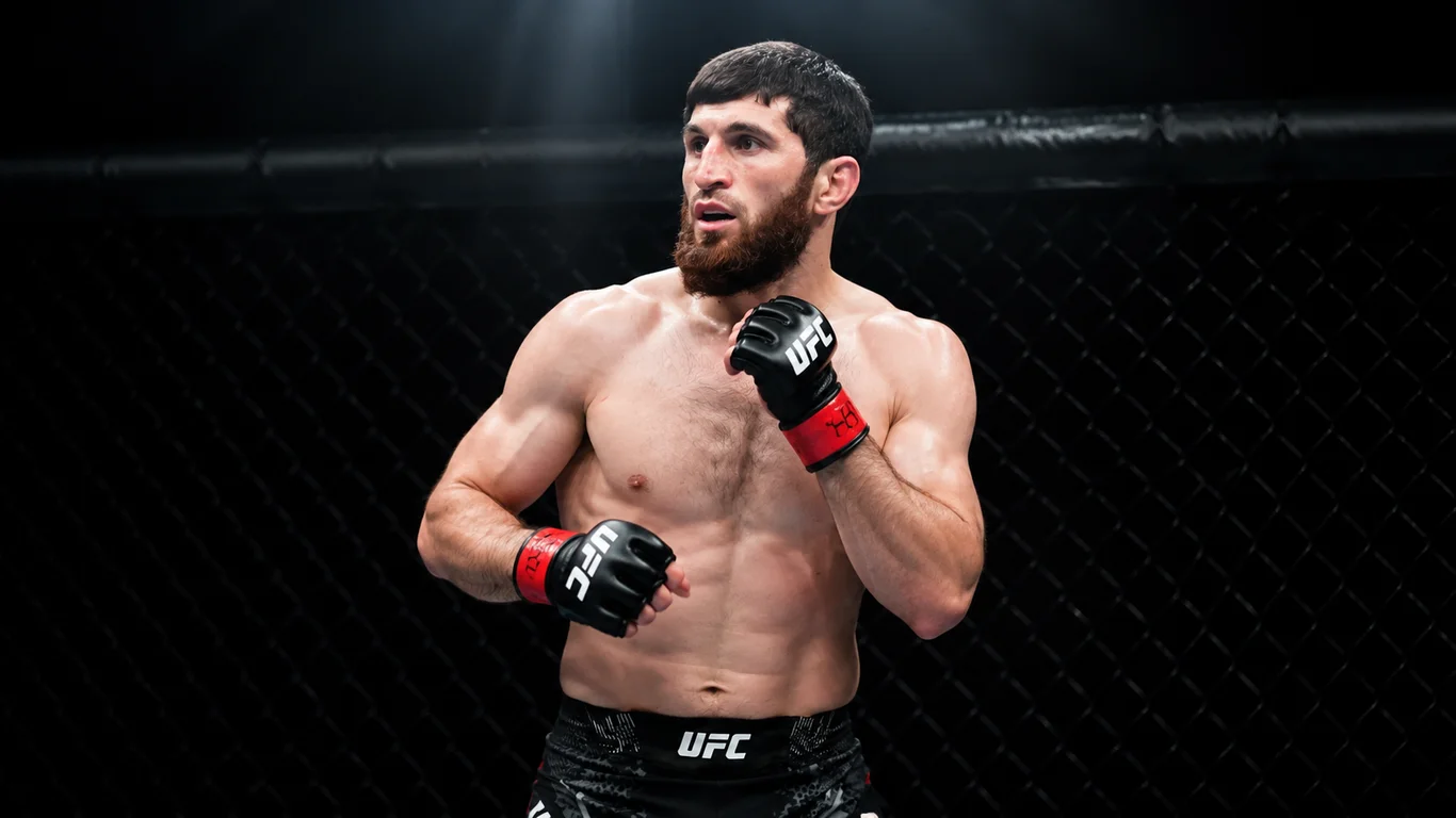 Magomed Ankalaev w postawie mańkuta w oktagonie UFC, dagestański zawodnik mieszanych sztuk walki i były mistrz wagi półciężkiej z 87-procentową obroną przed obaleniami.