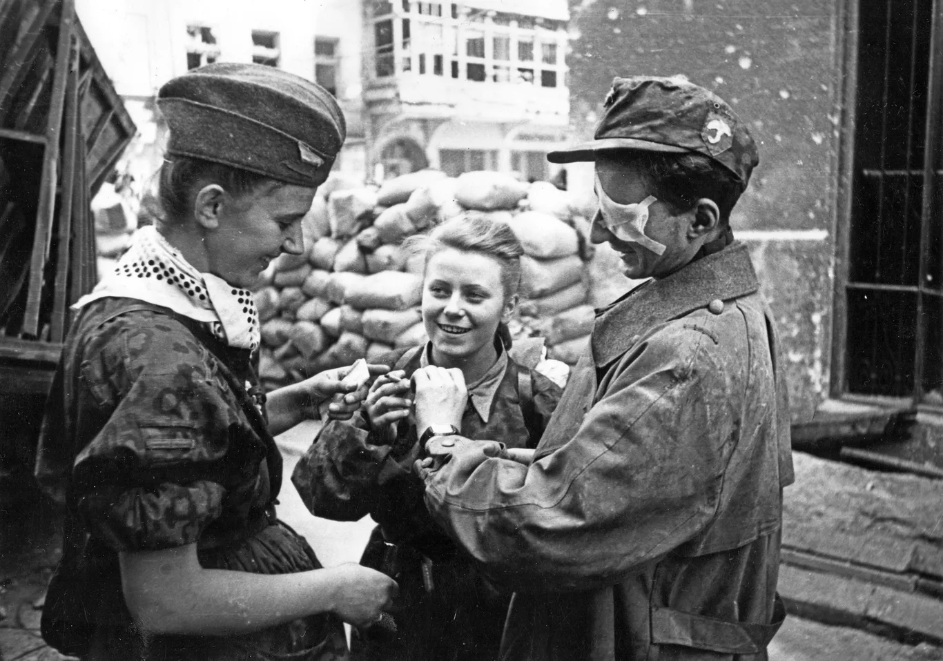 Powstańcy z Batalionu Parasol na ulicy Wareckiej w 1944 roku