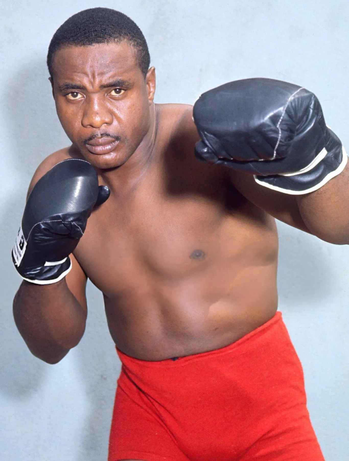 Sonny Liston w pozie bokserskiej z rękawicami