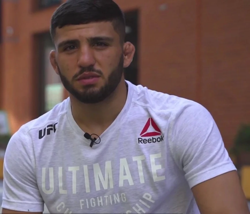 Arman Tsarukyan w koszulce UFC podczas wywiadu, z mikrofonem przypiętym przy dekolcie