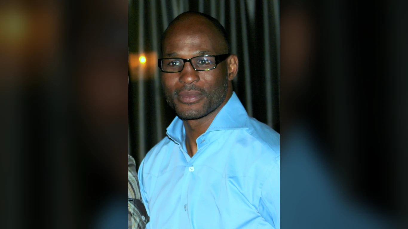 Bernard Hopkins w okularach i błękitnej koszuli, portret z 2010 roku