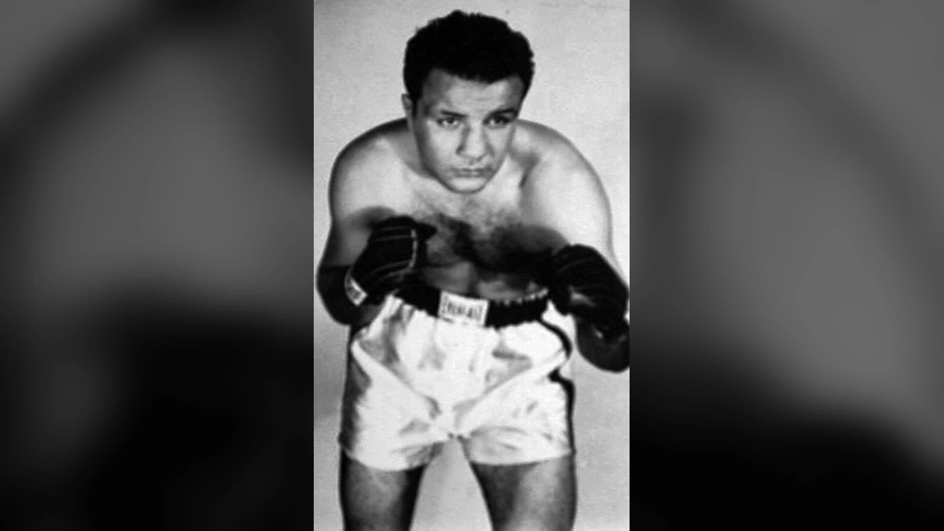 Jake LaMotta w postawie bokserskiej, w białych spodenkach i ciemnych rękawicach, zdjęcie z 1952 roku