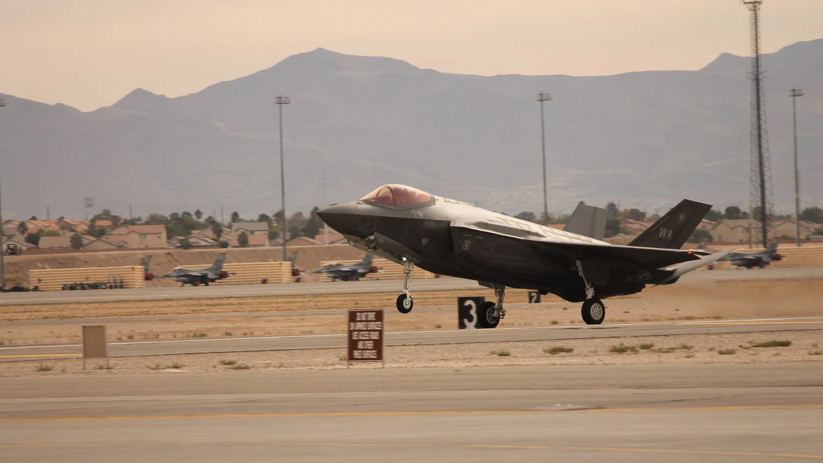 Myśliwiec F-35A Lightning II w momencie przyziemienia na pasie startowym