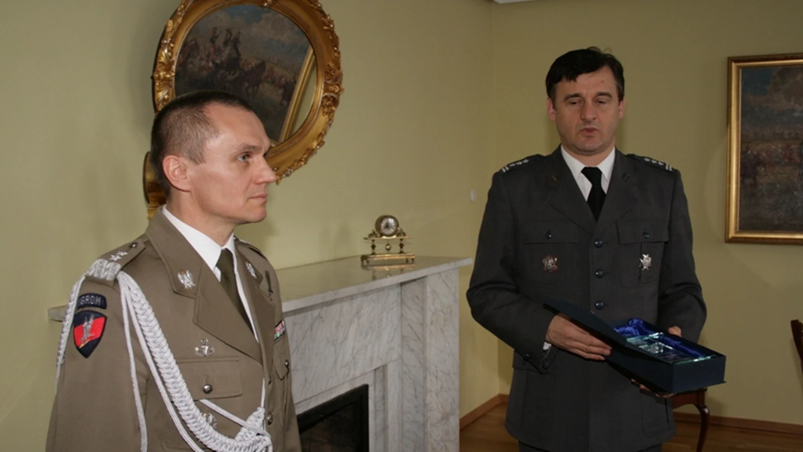 Gen. Roman Polko w mundurze wyjściowym z naszywką GROM-u na rękawie, sznurem galowym i odznaką spadochronową, podczas uroczystości zakończenia służby