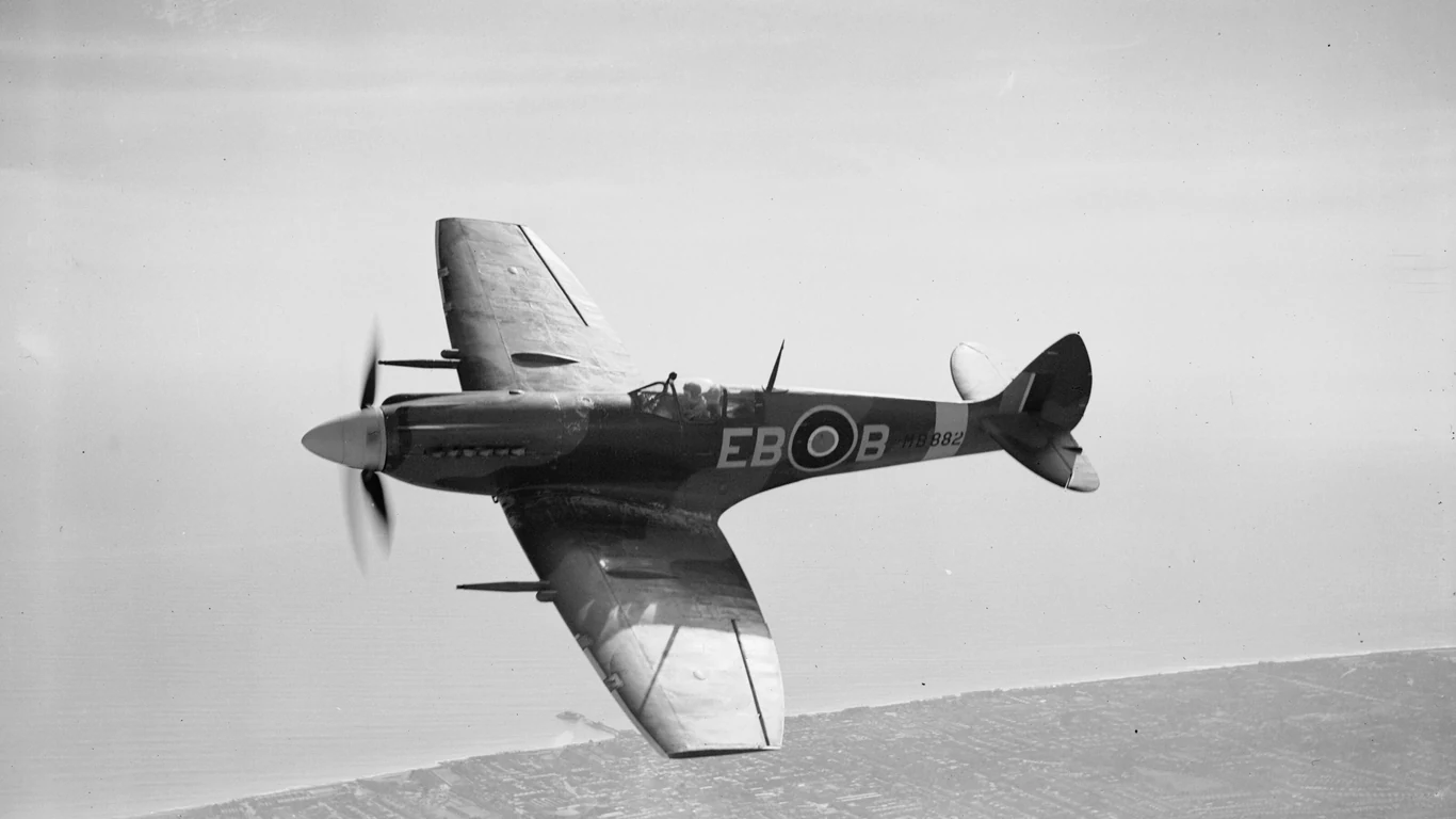 Spitfire F Mk XII w locie nad wybrzeżem, widoczne oznaczenia EB-B i eliptyczne skrzydło