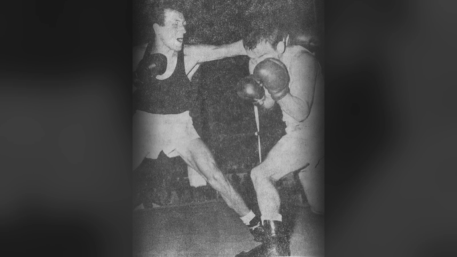 Jerzy Kulej wyprowadza lewy prosty na głowę Ryszarda Rybskiego, który kryje się za podwójną gardą, podczas mistrzostw Polski w boksie w Warszawie w 1963 roku, archiwalne zdjęcie prasowe