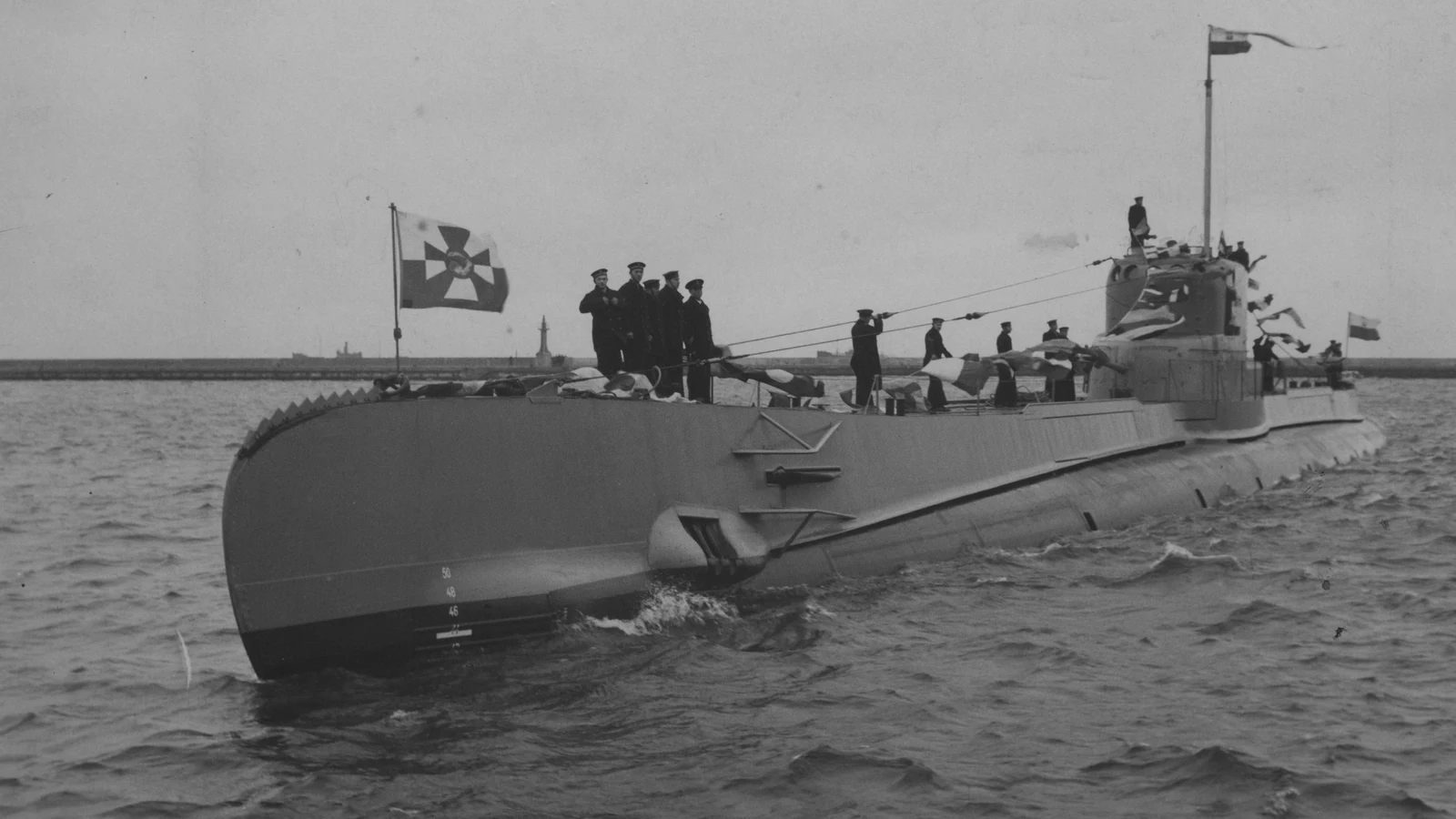 ORP Orzeł wpływa do portu w Gdyni z załogą na pokładzie i banderą wojenną na maszcie dziobowym, luty 1939