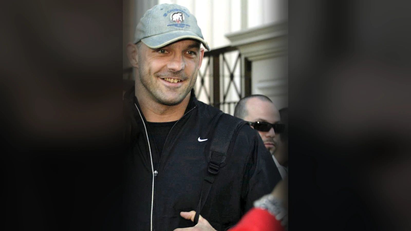 Paweł Nastula w czapce z daszkiem i czarnej bluzie, uśmiechnięty, przed Caesars Palace w Las Vegas, dwa dni przed walką z Joshem Barnettem na gali PRIDE 32