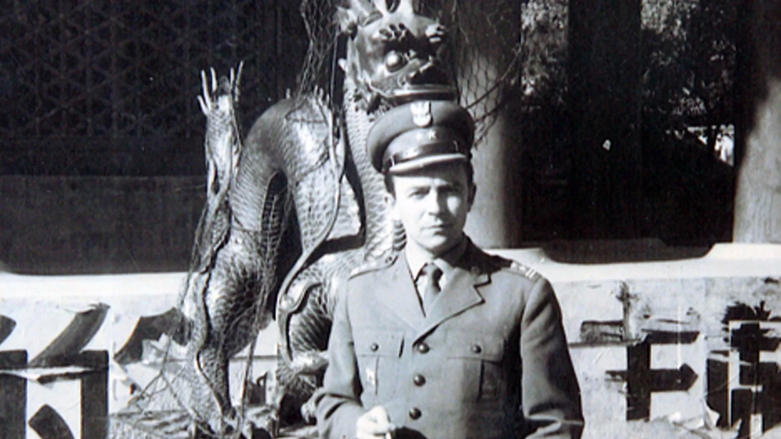 Ryszard Kukliński w mundurze oficera Wojska Polskiego i czapce z orzełkiem stoi przed rzeźbą smoka z brązu w Pekinie w 1967 roku