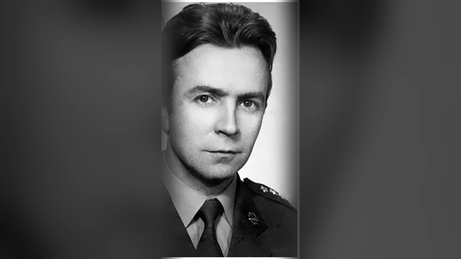 Czarno-biały portret pułkownika Ryszarda Kuklińskiego w mundurze wyjściowym Wojska Polskiego z 1972 roku, boki kadru dopełnione rozmytym tłem
