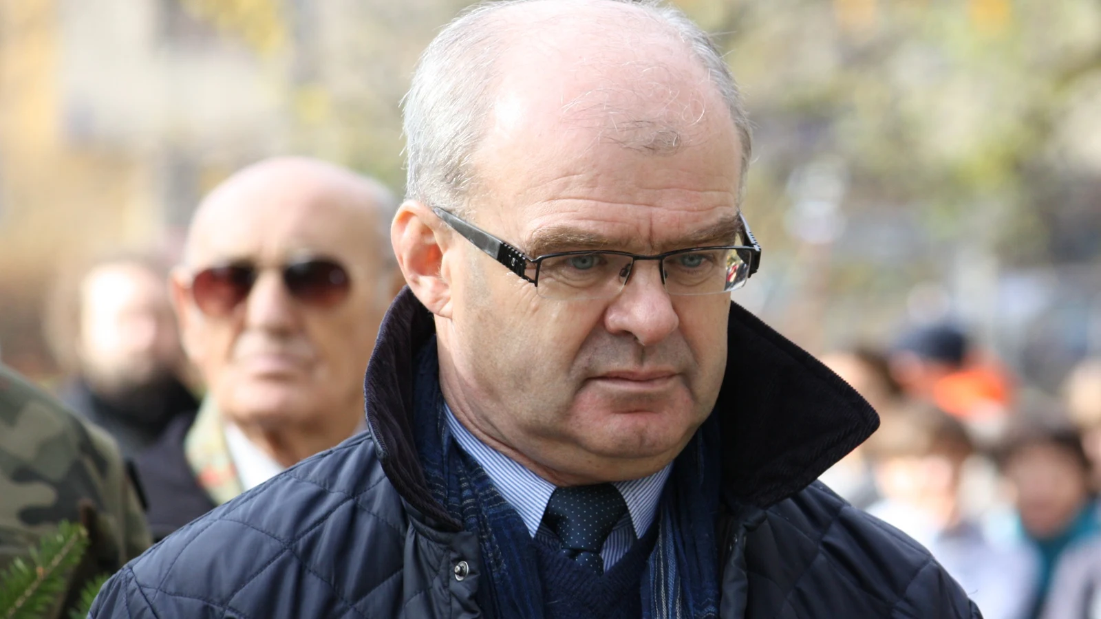 Gen. Waldemar Skrzypczak w cywilnym ubraniu i okularach podczas uroczystości pod pomnikiem 1 Dywizji Pancernej w Warszawie, październik 2013