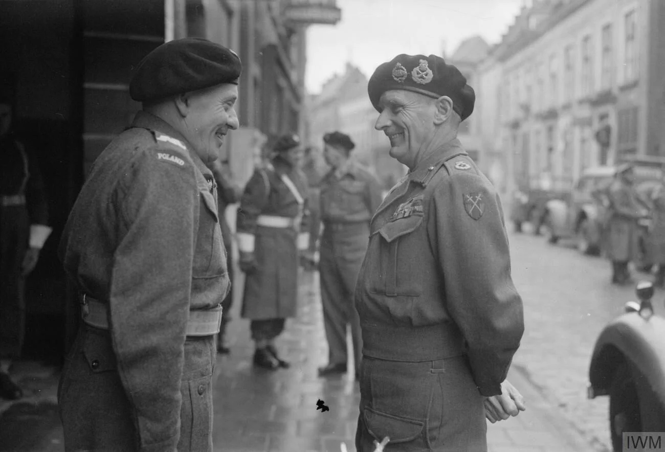Marszałek Bernard Montgomery w berecie rozmawia z uśmiechniętym gen. Stanisławem Maczkiem na ulicy Bredy